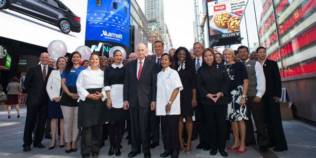 John Willard Marriott cùng nhân viên