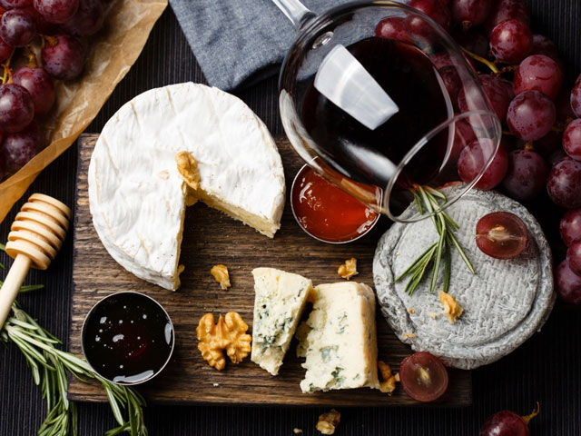 ruou vang ket hop voi banh ngot