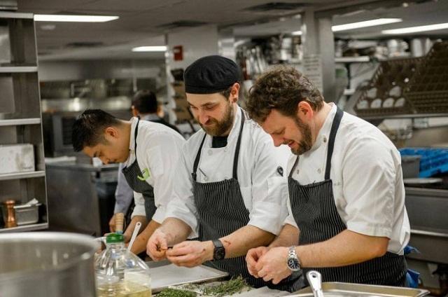 phu bep nha hang khach san la cong viec co ban trong bep