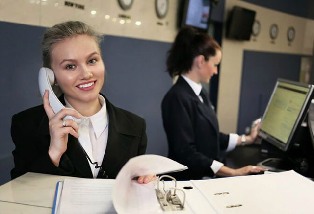 Lễ tân là người hỗ trợ khách