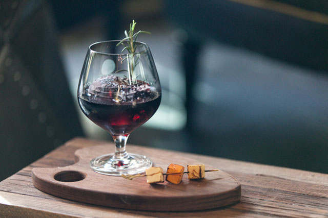 Rosemary giup ly cocktail tro nen hap dan