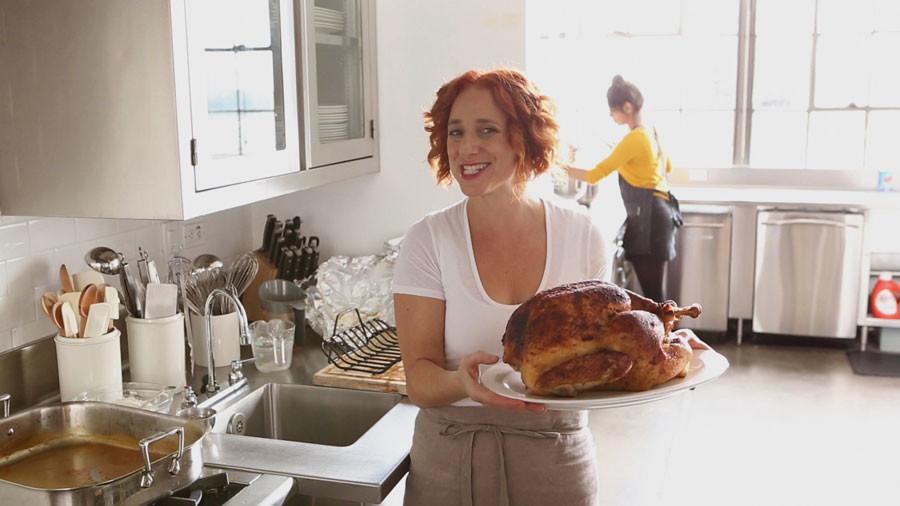 Sarah Carey voi nu cuoi rang ro khi nau an