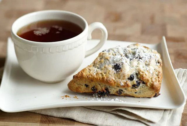 banh scones ket hop voi tra nong