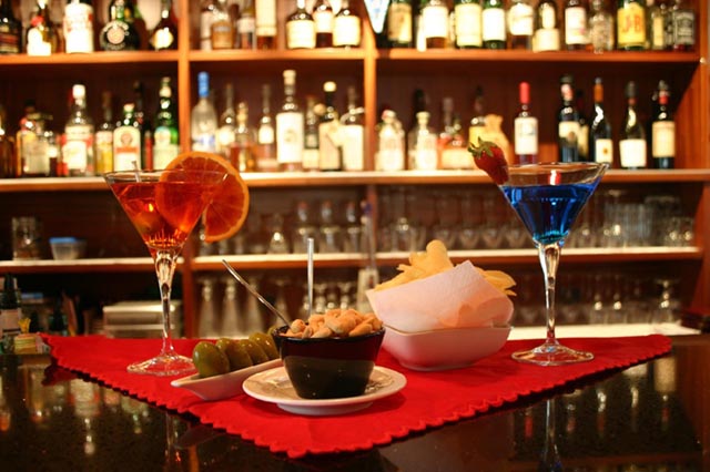 bar phuc vu nuoc uong co con va do an nhanh