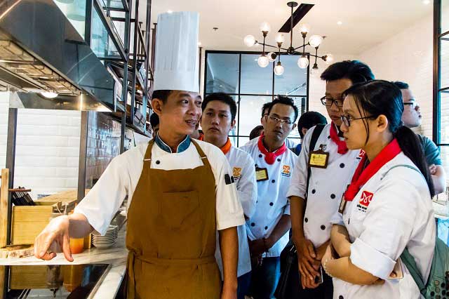 bep pho dieu hanh tai renaissance riverside hotel saigon