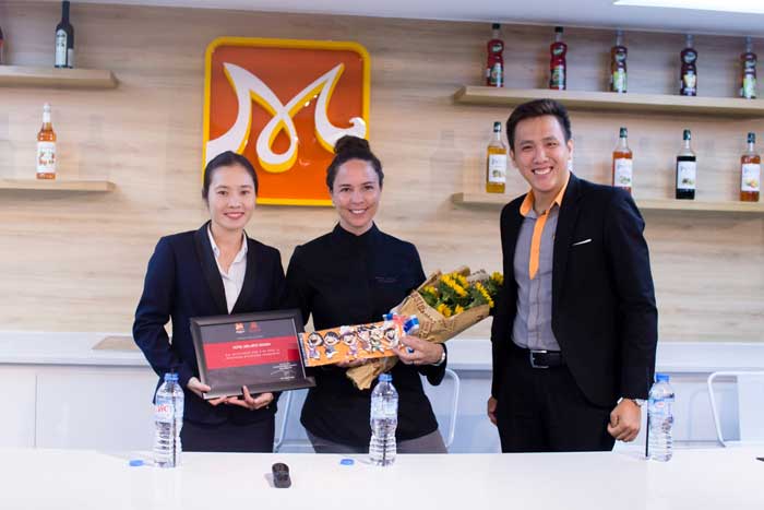 bep truong dieu hanh hotel des arts saigon chef annie