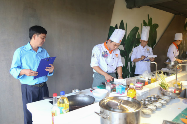 cac thi sinh che bien mon an voi thit vit