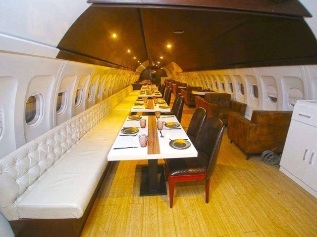 can canh ben trong nha hang hawai adda