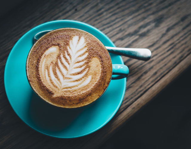 cappuccino co lop bot sua bong benh hon latte