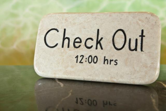 check out trong khach san