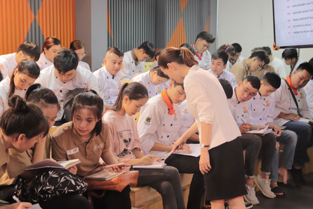 Chuyên gia chỉ dẫn học viên