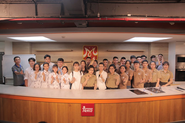 học viên vui vẻ chụp hình lưu niệm