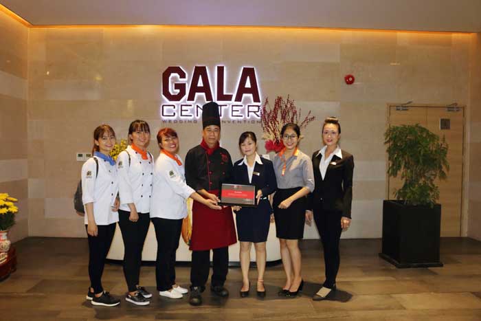 chup hinh luu niem cung bep truong doan van hai