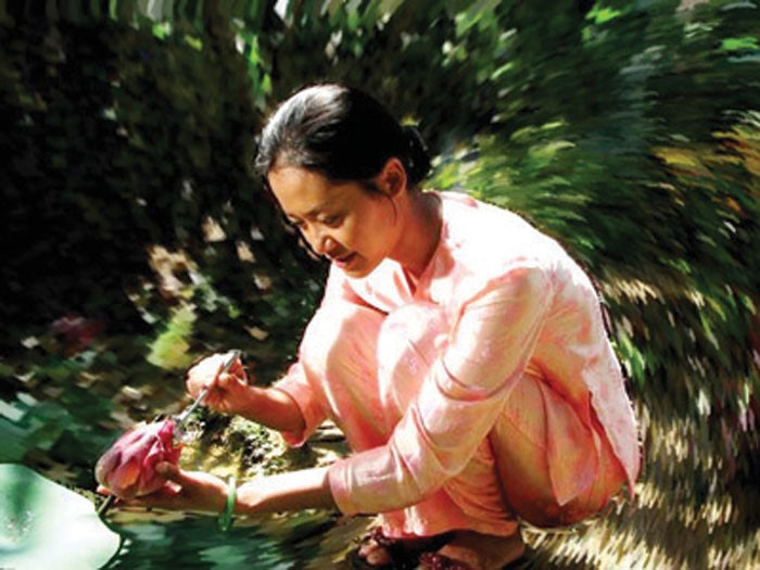 co giao hanh trong trang noi day gieng