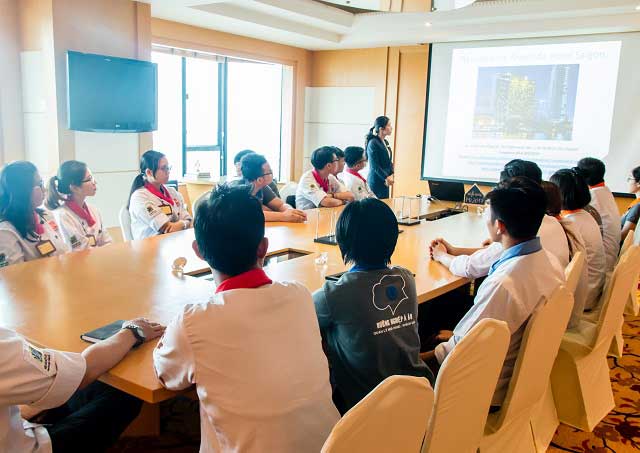 co hoi viec lam tai renaissance hotel tour