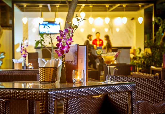 Nhâm nhi ly cocktail ngon tuyệt, mát lạnh