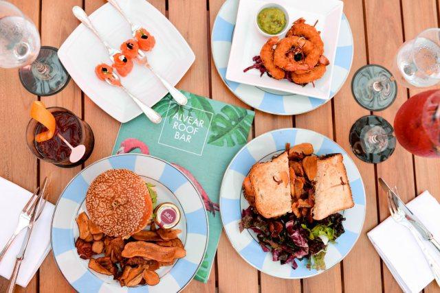 continental breakfast trong nha hang khach san