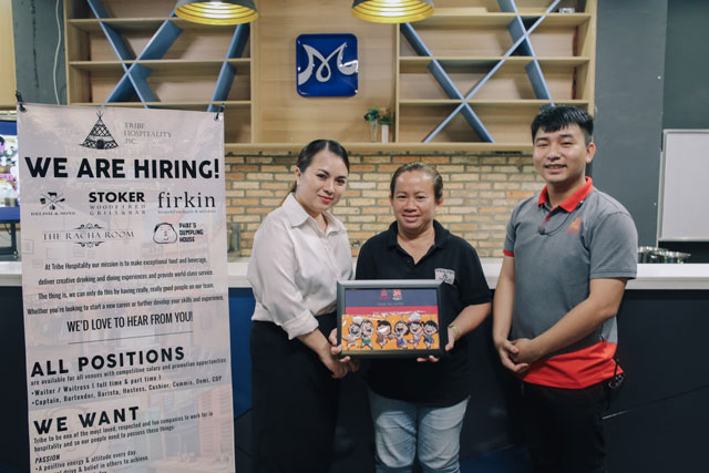 Nhà hàng Thỏ Vàng chụp ảnh kỷ niệm cùng AAujob