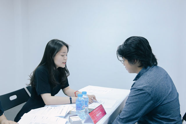 Đại diện Pizza 4P’s đang phỏng vấn