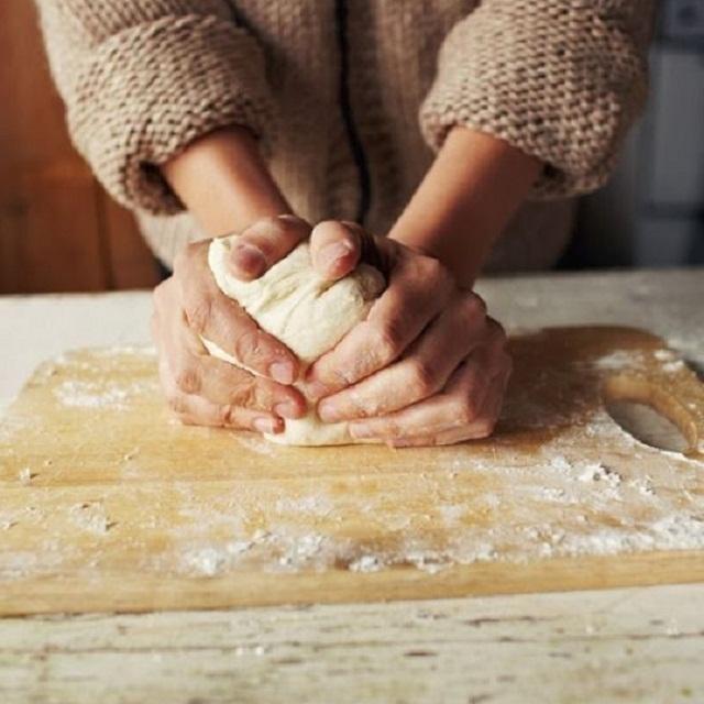 doi tay kheo leo cua bep banh nha hang khach san