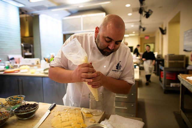 duff goldman theo duoi nghe banh chuyen nghiep