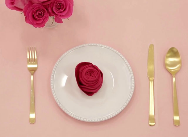 gấp khăn ăn hình hoa hồng