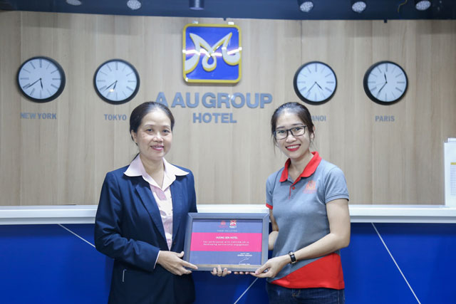 giam doc huong sen chup hinh luu niem