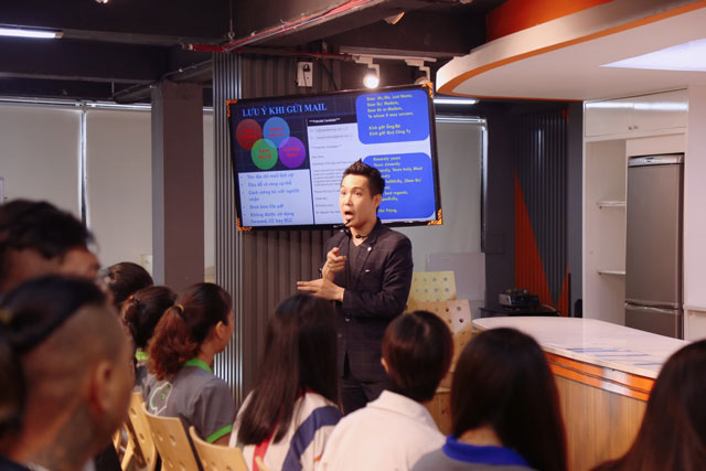 Giảng viên Lê Đình Vũ chia sẻ kỹ năng viết và gửi CV 