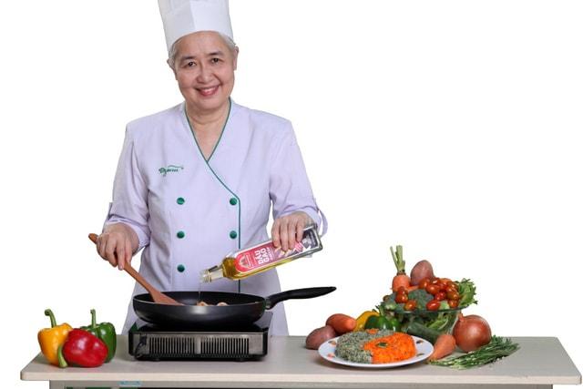 hinh anh nau nuong tren truyen hinh cua co