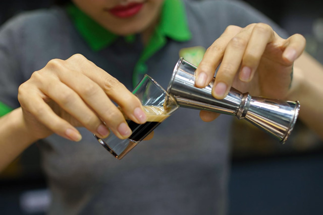 hoc vien bartender huong nghiep a au tro tai pha che chinh phuc nha tuyen dung