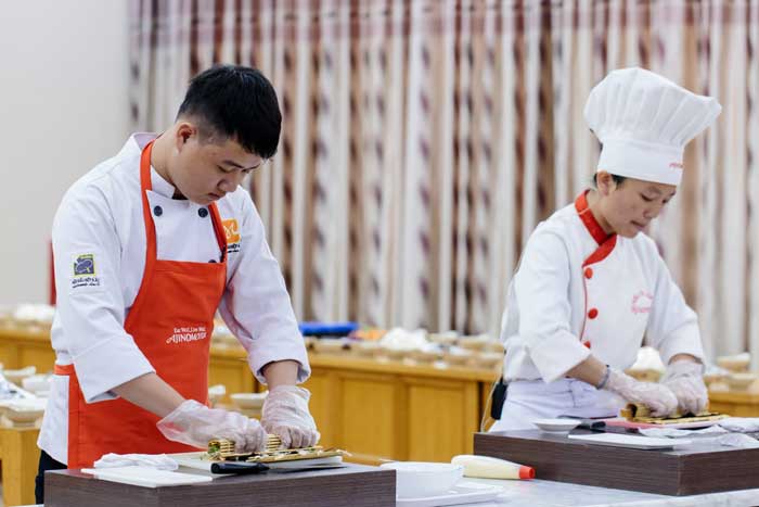 hoc vien hnaau che bien sushi voi dau bep ajinomoto