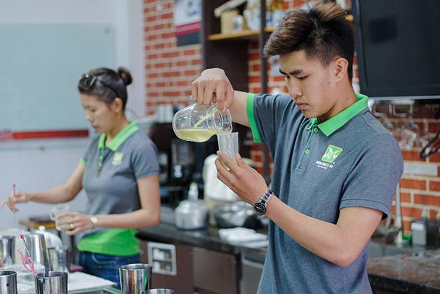 hoc vien thuc hien do uong