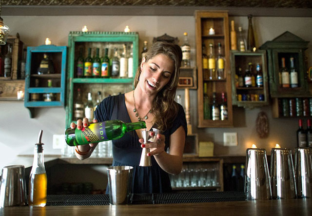 ivy mix phu nu lam bartender