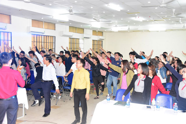 Không khí sôi nổi ở đầu chương trình