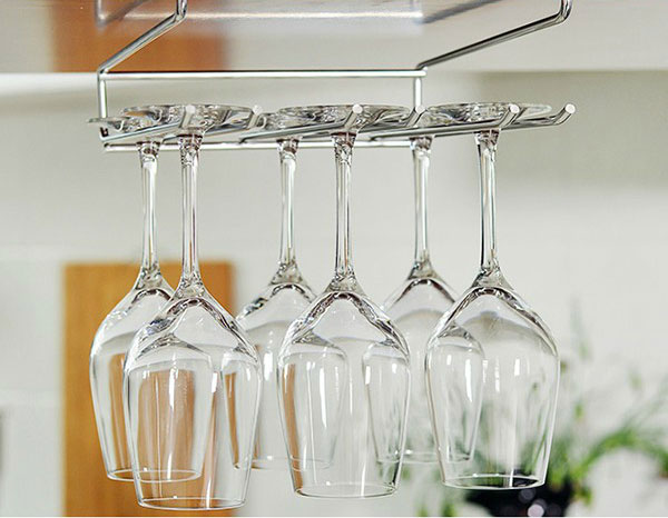 Ly sau khi rửa được treo lên giá và tự khô