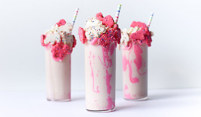 milkshake thuc uong duoc lam tu sua kem xay chung voi cac loai huong vi