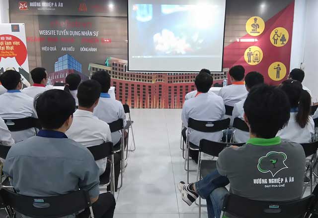 moi truong nau an tai nha hang nhat