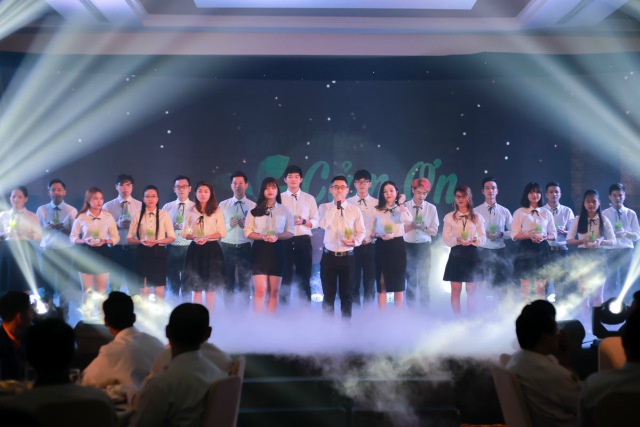 mon qua hoc vien gui tang giang vien