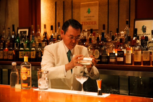 nghe si bartender kazuo uyeda