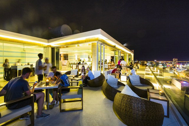 nha hang quay bar tai condotel