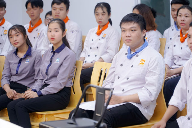 Học viên chăm chú lắng nghe