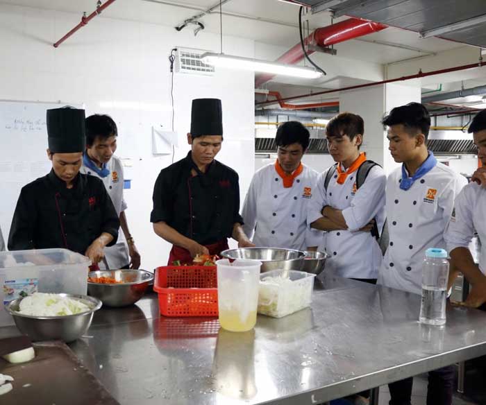 nhan vien bep gala center lam viec