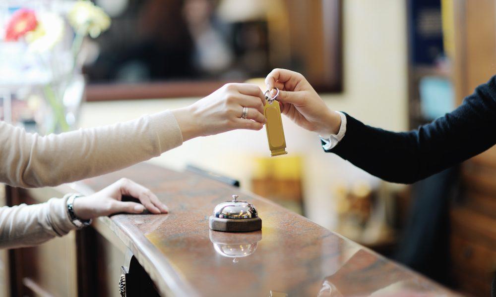 nhan vien le tan nam ro quy trinh check out trong khach san