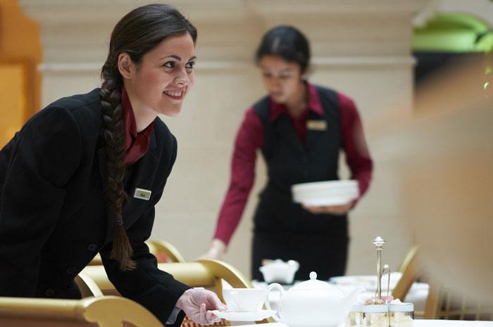 nhan vien nha hang khach san