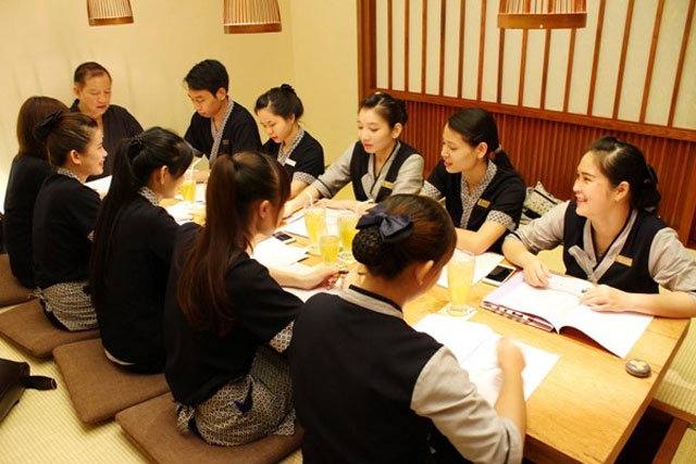 nhan vien nha hang nhat chia se y kien