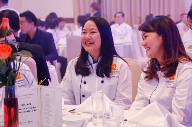 niem vui cua giang vien trong dem tiec