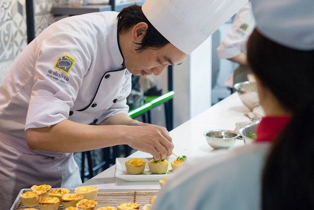 đảm nhận công việc làm bánh