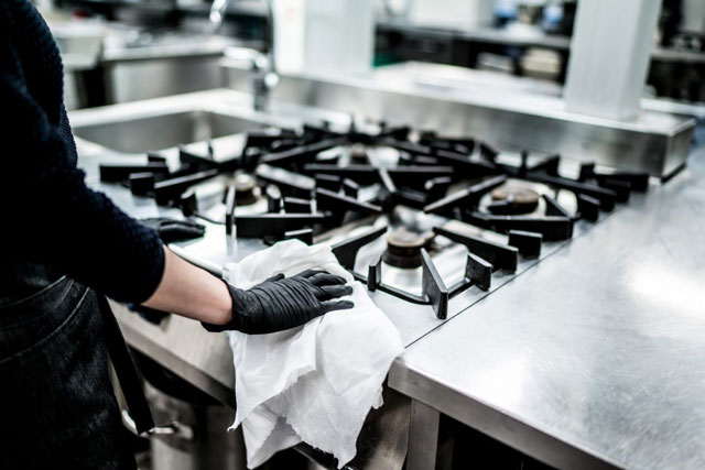 Steward lau dọn Bếp