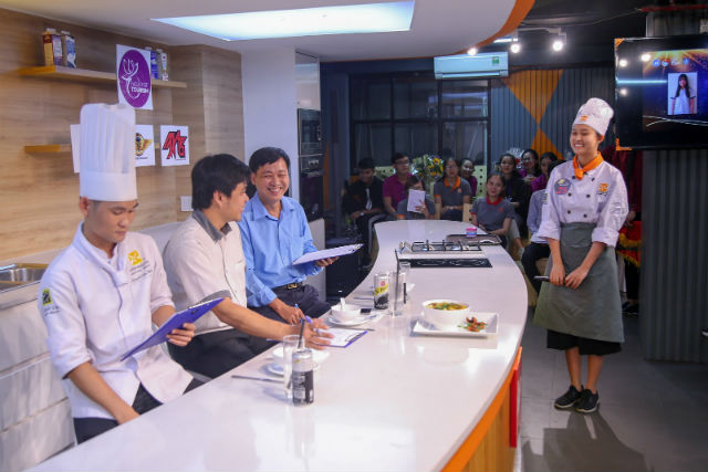 thi sinh trinh bay y nghia mon an voi giam khao