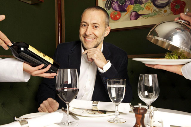 Thưởng thức món ngon cùng rượu vang